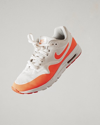 סניקרס לבנים